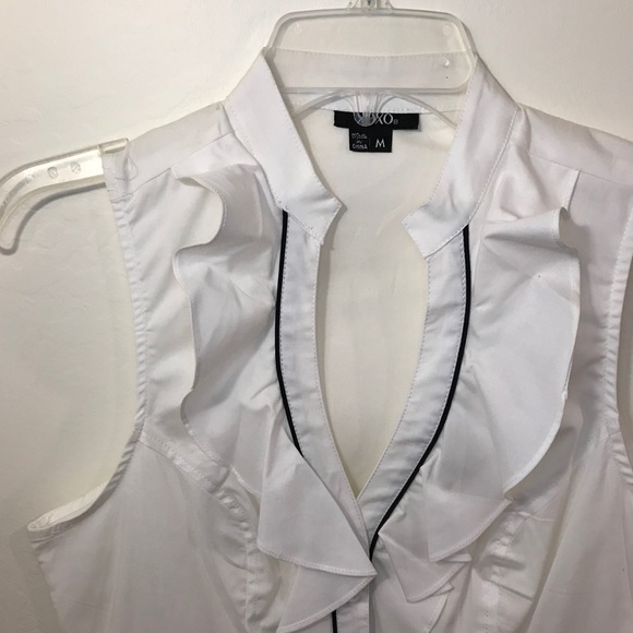 Sleeveless ruffle blouse - Picture 2 of 11